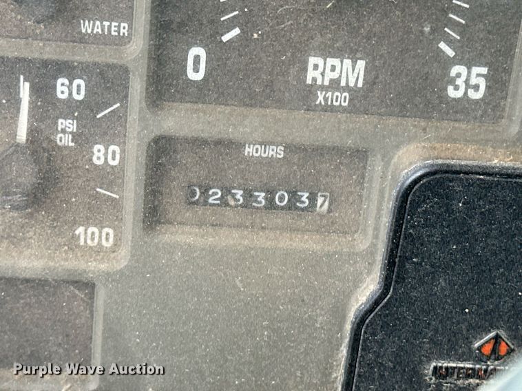 image for item ER8568 1996 International 4900 feed mixer truck