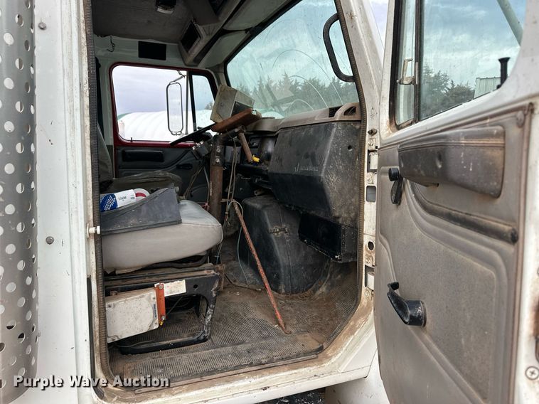 image for item ER8568 1996 International 4900 feed mixer truck