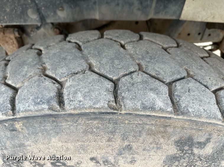 image for item ER8568 1996 International 4900 feed mixer truck