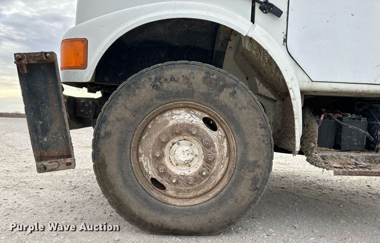 image for item ER8568 1996 International 4900 feed mixer truck