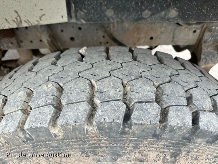 image for item ER8568 1996 International 4900 feed mixer truck