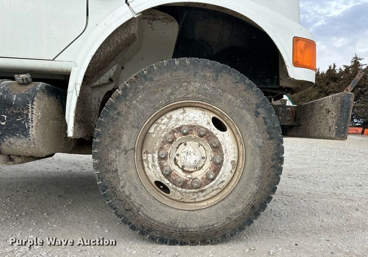 image for item ER8568 1996 International 4900 feed mixer truck