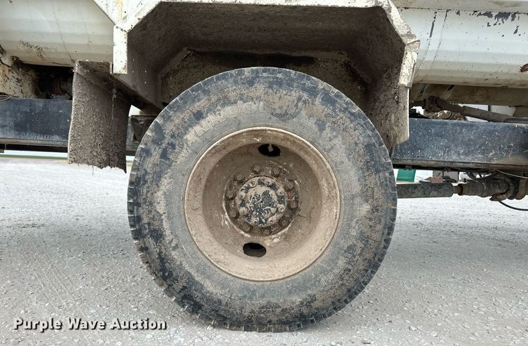 image for item ER8568 1996 International 4900 feed mixer truck