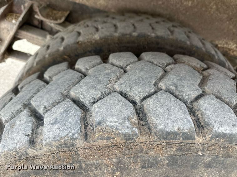 image for item ER8568 1996 International 4900 feed mixer truck