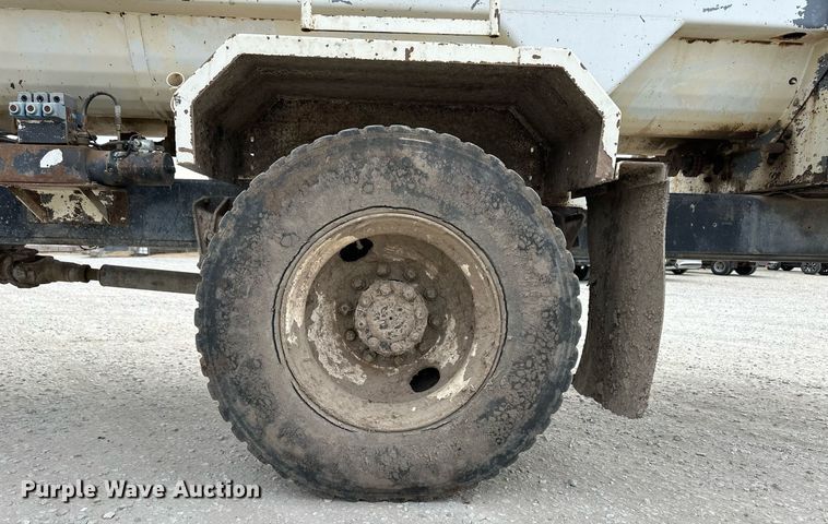 image for item ER8568 1996 International 4900 feed mixer truck