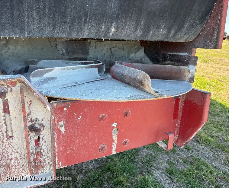 image for item EY9882 Meyer 9524 manure spreader