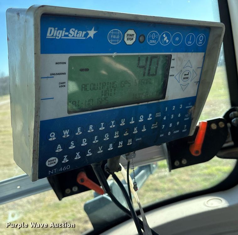 image for item EY9882 Meyer 9524 manure spreader