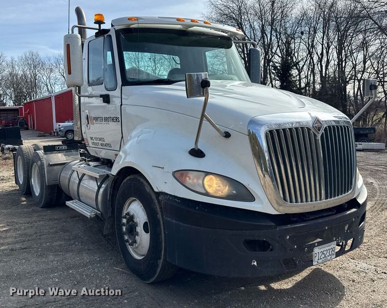 image for item DH9834 2010 International LF627 semi truck