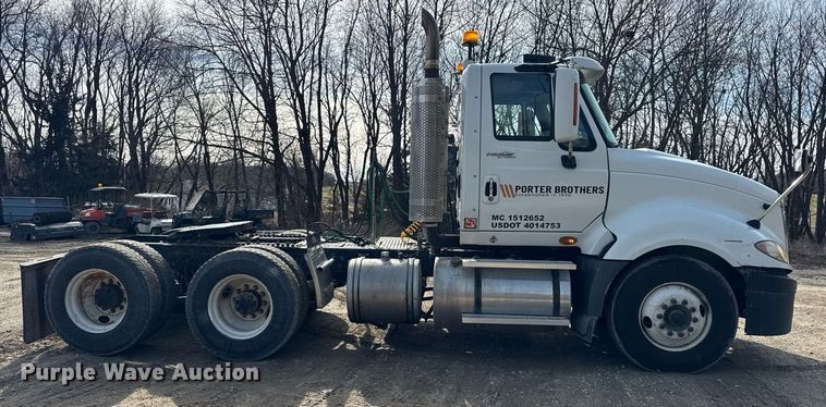 image for item DH9834 2010 International LF627 semi truck