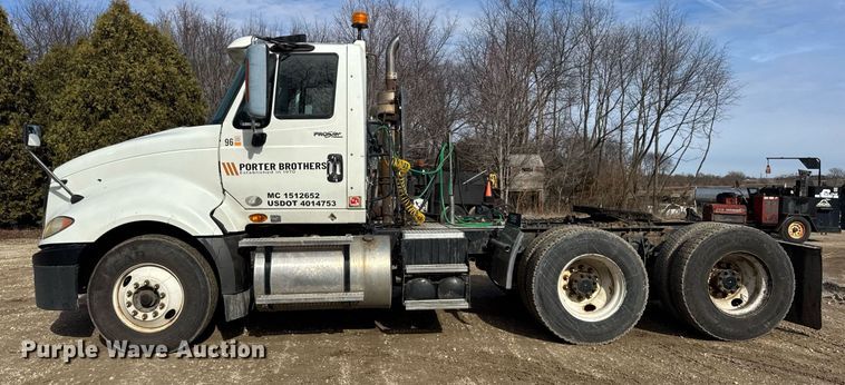 image for item DH9834 2010 International LF627 semi truck