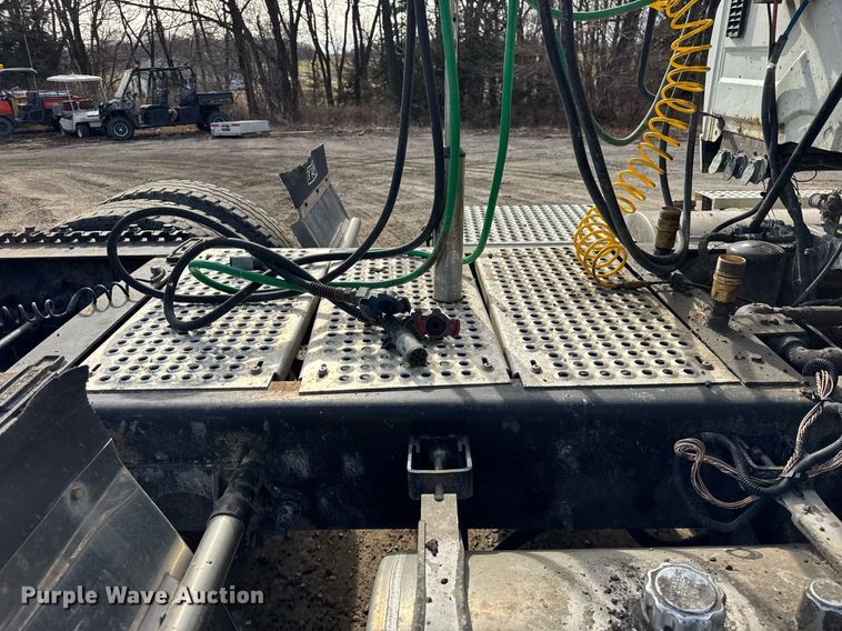 image for item DH9834 2010 International LF627 semi truck