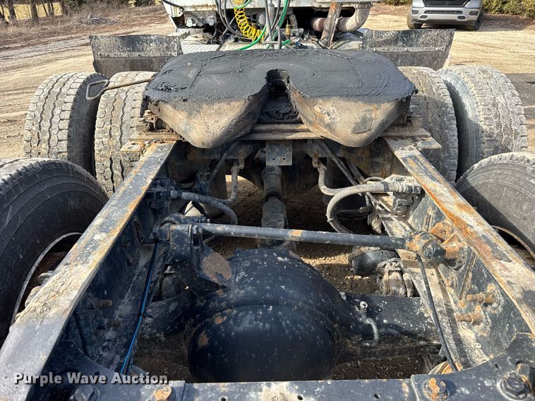 image for item DH9834 2010 International LF627 semi truck