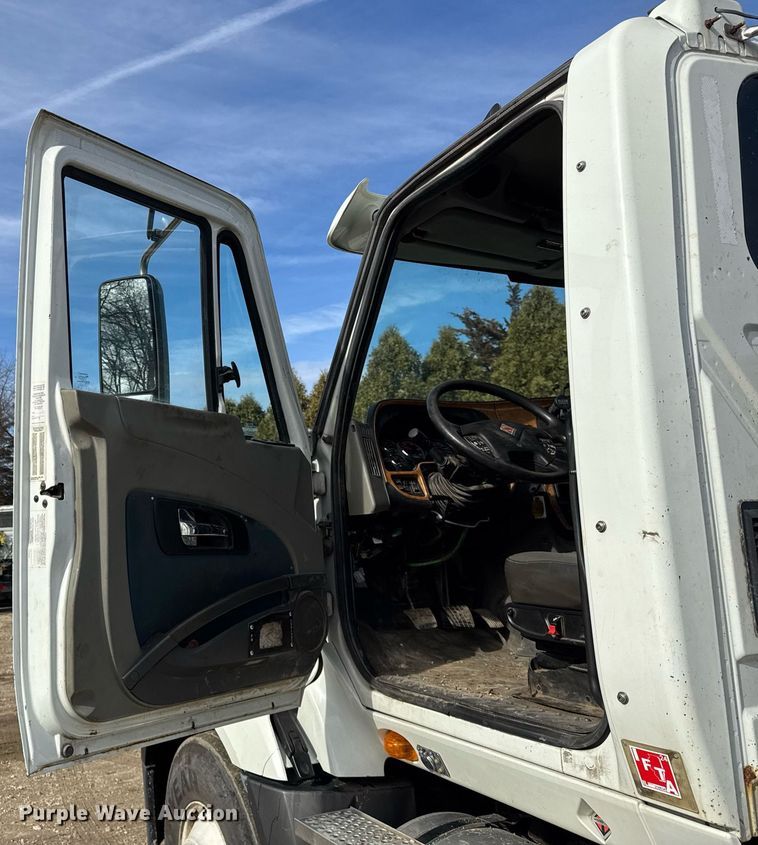 image for item DH9834 2010 International LF627 semi truck