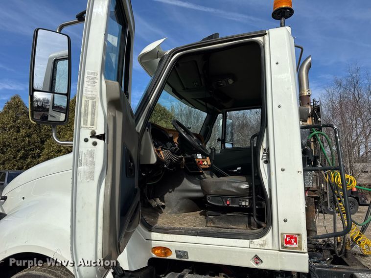 image for item DH9834 2010 International LF627 semi truck