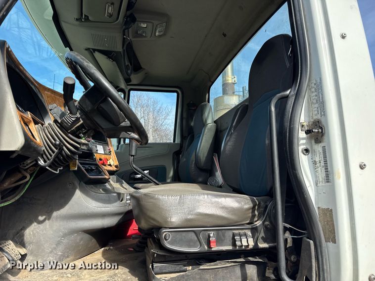 image for item DH9834 2010 International LF627 semi truck