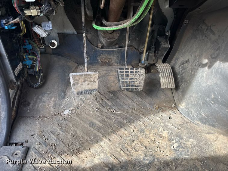 image for item DH9834 2010 International LF627 semi truck