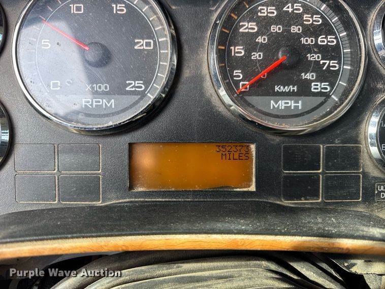 image for item DH9834 2010 International LF627 semi truck