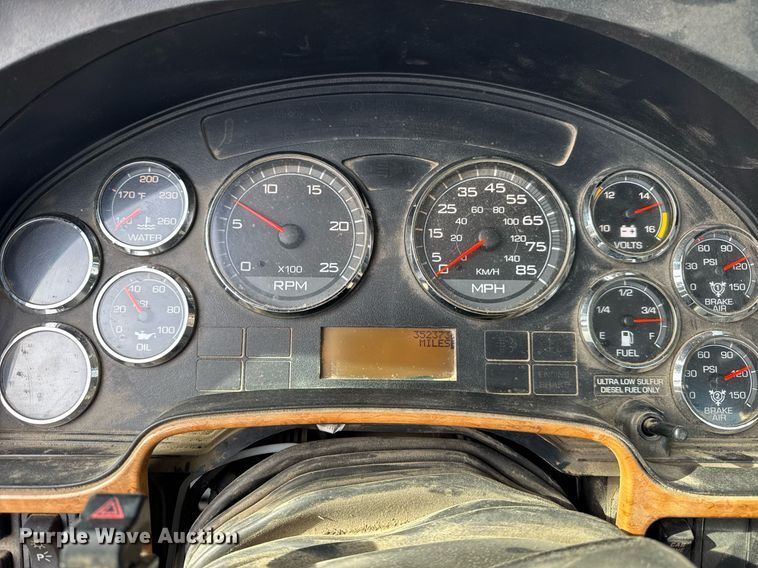 image for item DH9834 2010 International LF627 semi truck