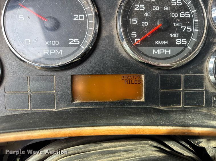 image for item DH9834 2010 International LF627 semi truck