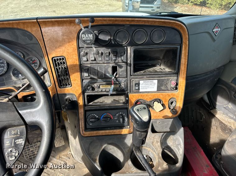 image for item DH9834 2010 International LF627 semi truck