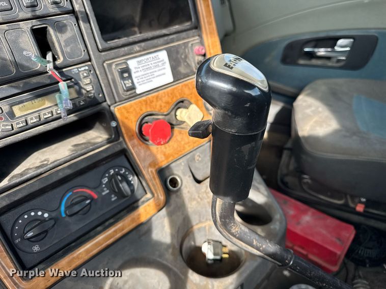 image for item DH9834 2010 International LF627 semi truck