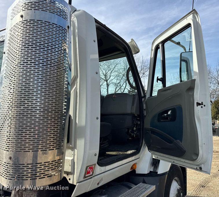 image for item DH9834 2010 International LF627 semi truck