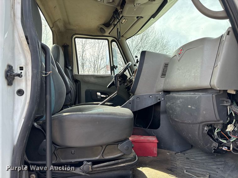 image for item DH9834 2010 International LF627 semi truck