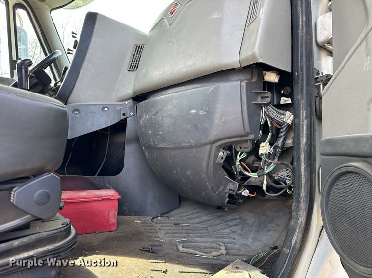 image for item DH9834 2010 International LF627 semi truck