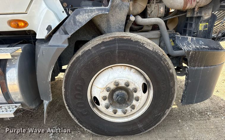 image for item DH9834 2010 International LF627 semi truck