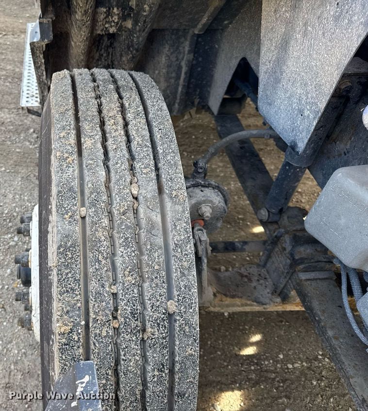 image for item DH9834 2010 International LF627 semi truck