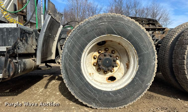 image for item DH9834 2010 International LF627 semi truck