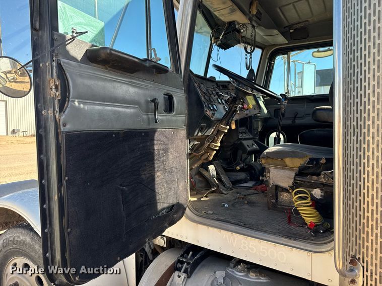 image for item DK6944 1998 Peterbilt 379 semi truck