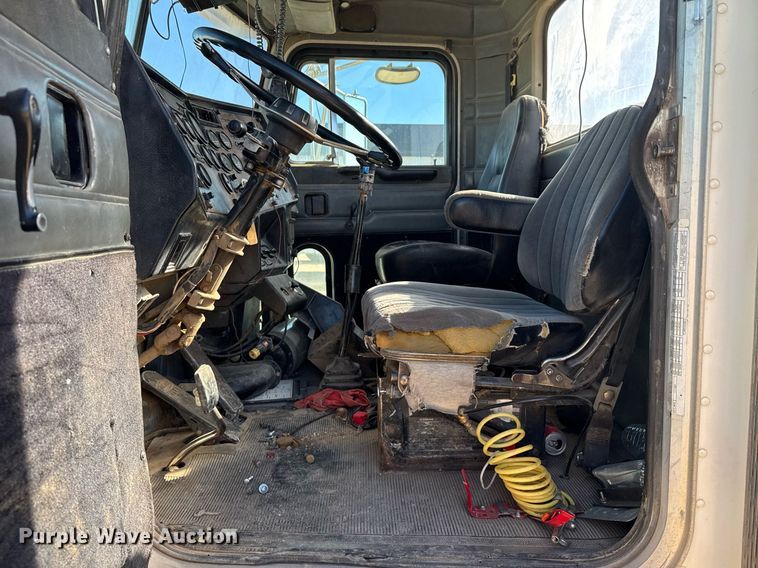 image for item DK6944 1998 Peterbilt 379 semi truck