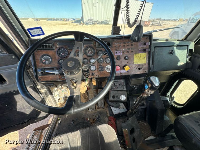 image for item DK6944 1998 Peterbilt 379 semi truck