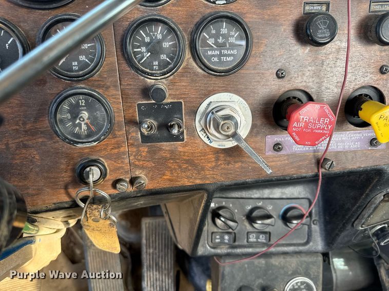 image for item DK6944 1998 Peterbilt 379 semi truck