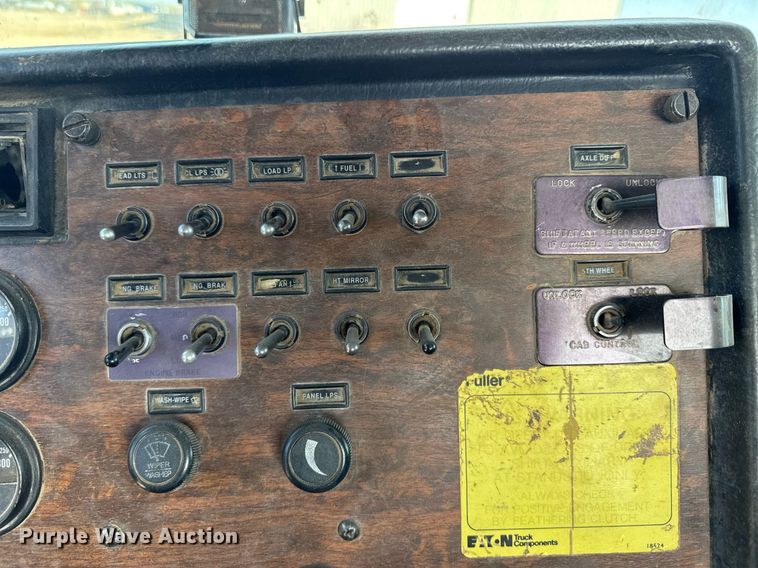 image for item DK6944 1998 Peterbilt 379 semi truck