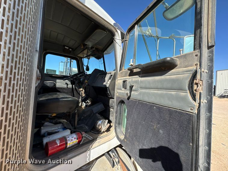 image for item DK6944 1998 Peterbilt 379 semi truck