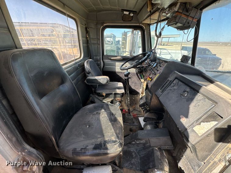 image for item DK6944 1998 Peterbilt 379 semi truck