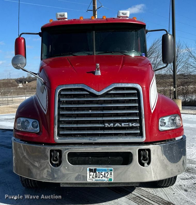 image for item DN0983 2015 Mack CXU613 semi truck
