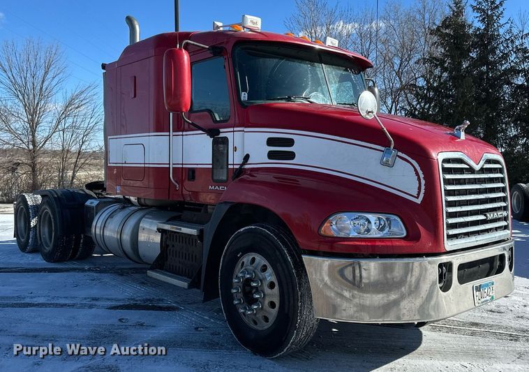 image for item DN0983 2015 Mack CXU613 semi truck