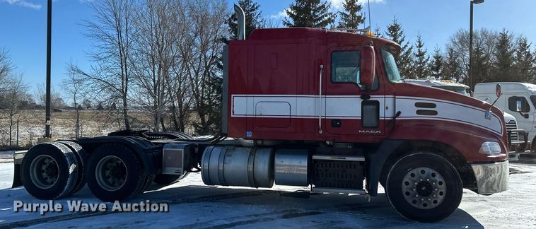image for item DN0983 2015 Mack CXU613 semi truck