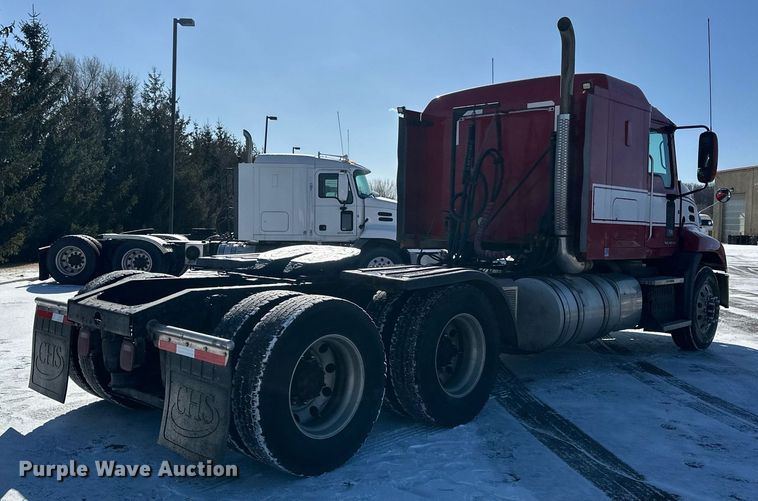 image for item DN0983 2015 Mack CXU613 semi truck