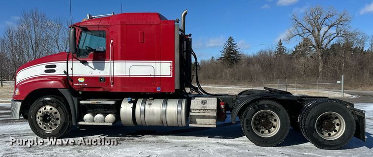 image for item DN0983 2015 Mack CXU613 semi truck