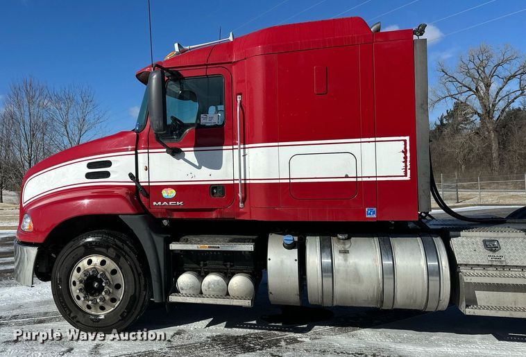 image for item DN0983 2015 Mack CXU613 semi truck