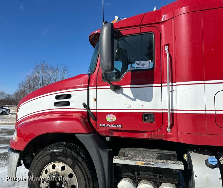 image for item DN0983 2015 Mack CXU613 semi truck