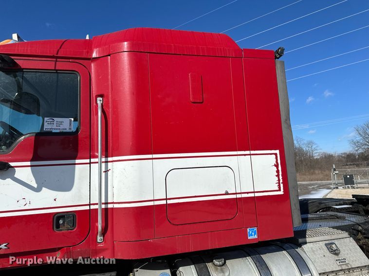 image for item DN0983 2015 Mack CXU613 semi truck