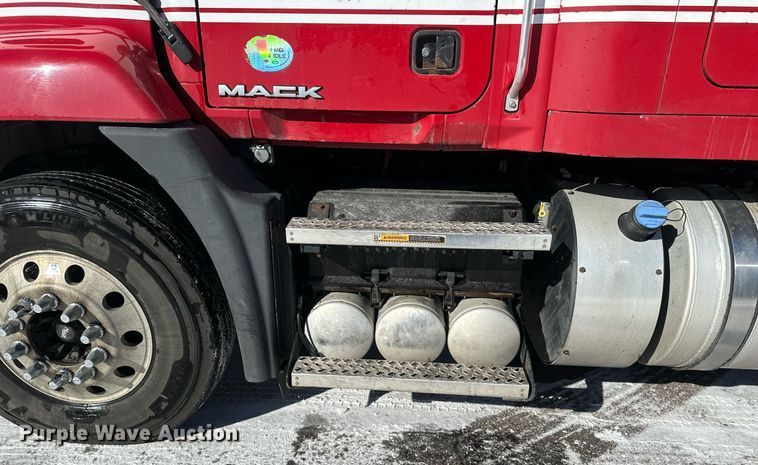 image for item DN0983 2015 Mack CXU613 semi truck