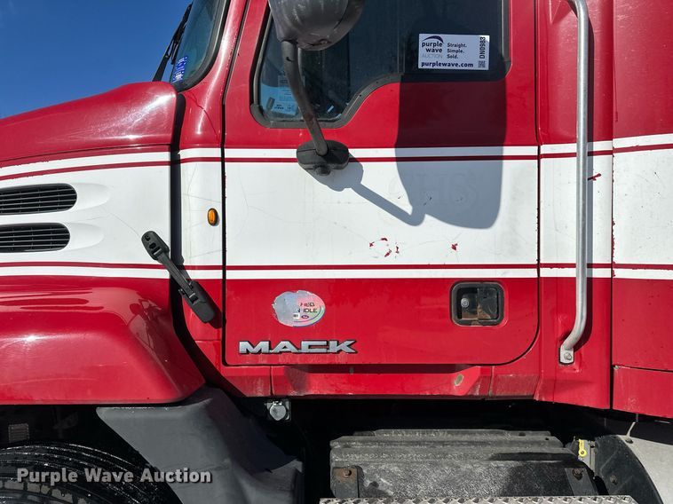 image for item DN0983 2015 Mack CXU613 semi truck