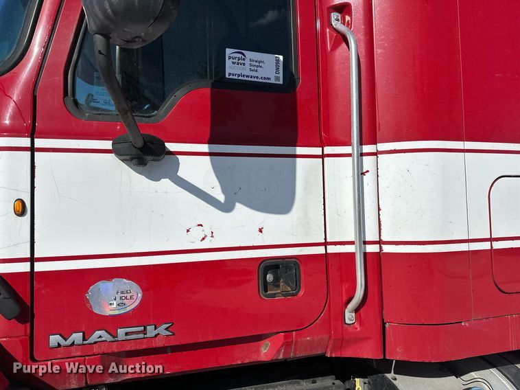 image for item DN0983 2015 Mack CXU613 semi truck