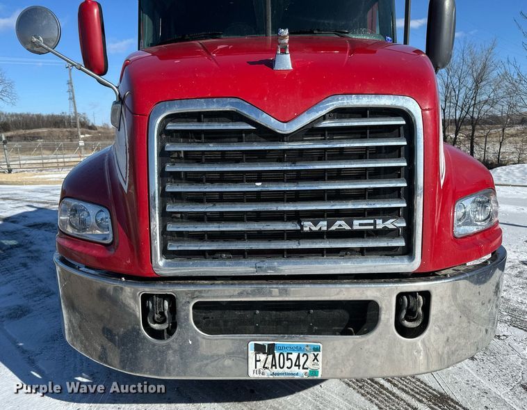 image for item DN0983 2015 Mack CXU613 semi truck